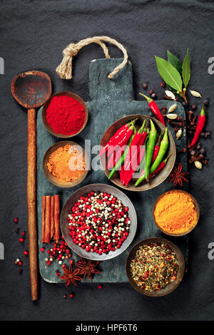 Frische leckere Zutaten für gesundes Kochen auf rustikalen Hintergrund, Ansicht von oben. Ernährung, Kochen, sauber Essen oder vegetarisches Essenskonzept. Stockfoto