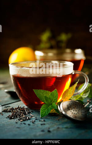 Tasse heißen Tee mit Minze und Zucker auf rustikalen Hintergrund Stockfoto