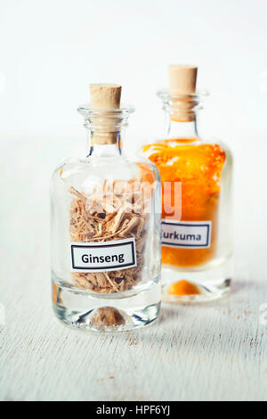Gewürze in Flaschen auf rustikalen Hintergrund Stockfoto