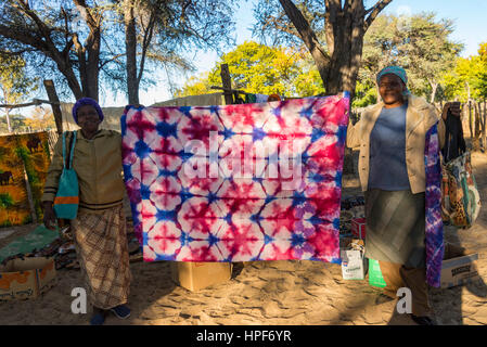 In Simbabwe nahe der Grenze zum Hwange-Nationalpark zeigen Handwerker ihre Kuriositäten. Stockfoto