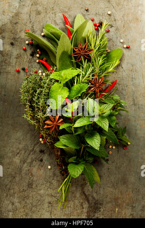 Kräuter und Gewürze Auswahl auf rustikalen Hintergrund - kochen, Gartenarbeit oder vegetarisch-Konzept Stockfoto