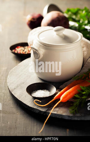 Kochen, Topf und Gemüse für die Gemüsesuppe auf rustikalen Hintergrund Stockfoto