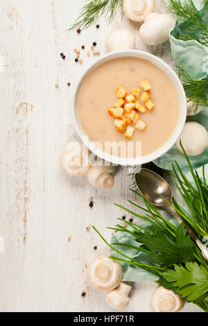 Cremige Pilzsuppe auf weißem rustikalen Hintergrund Stockfoto