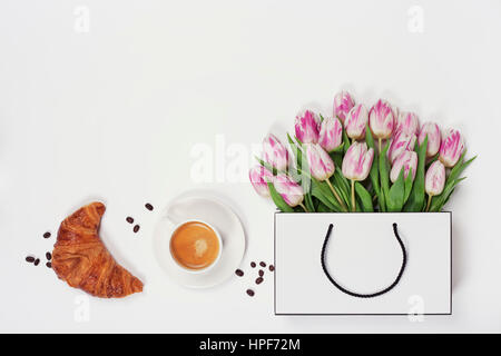 Draufsicht der Frühlingsblumen, Kaffee und Croissant. Bild flach legen. Urlaub, Romantik des modernen Lebens-Konzept Stockfoto