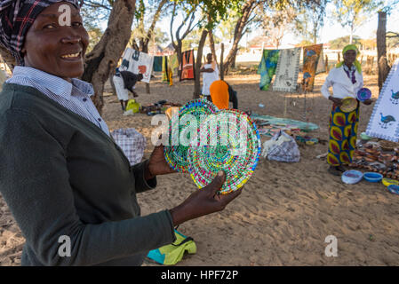 Frau erstellen handgefertigte Schalen in der Nähe von Hwange Nationalpark. Stockfoto