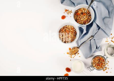 Hausgemachtem Müsli (mit getrockneten Früchten und Nüssen) auf weißem Hintergrund Stockfoto