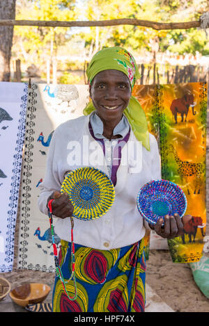 In Simbabwe nahe der Grenze zum Hwange-Nationalpark zeigen Handwerker ihre Kuriositäten. Stockfoto