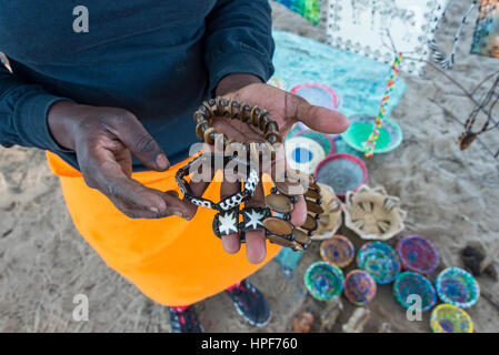 In Simbabwe nahe der Grenze zum Hwange-Nationalpark zeigen Handwerker ihre Kuriositäten. Stockfoto