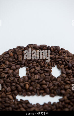 Kaffee Bohnen bilden Smiley-Gesicht auf weißem Hintergrund Stockfoto