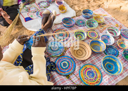 Frau erstellen handgefertigte Schalen in der Nähe von Hwange Nationalpark. Stockfoto