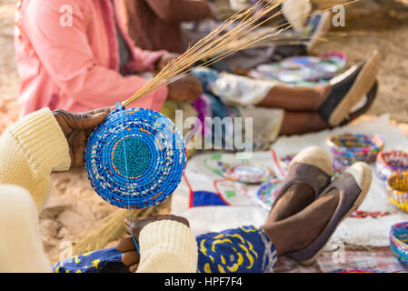 Frau erstellen handgefertigte Schalen in der Nähe von Hwange Nationalpark. Stockfoto