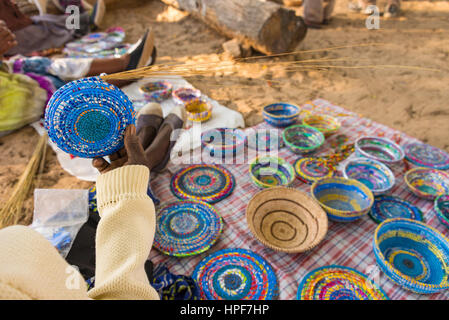 Frau erstellen handgefertigte Schalen in der Nähe von Hwange Nationalpark. Stockfoto