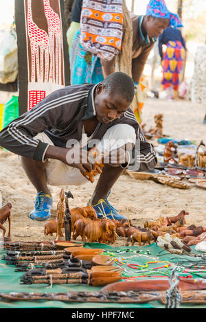 In Simbabwe nahe der Grenze zum Hwange-Nationalpark zeigen Handwerker ihre Kuriositäten. Stockfoto