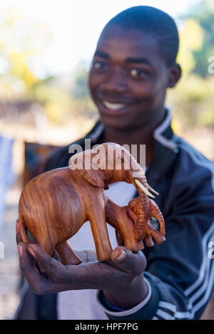 In Simbabwe nahe der Grenze zum Hwange-Nationalpark zeigen Handwerker ihre Kuriositäten. Stockfoto