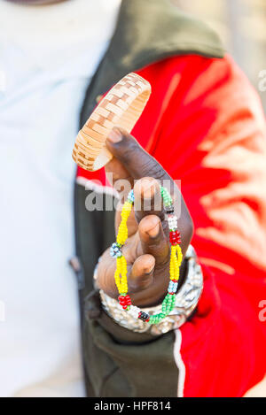 In Simbabwe nahe der Grenze zum Hwange-Nationalpark zeigen Handwerker ihre Kuriositäten. Stockfoto