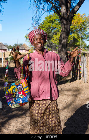 In Simbabwe nahe der Grenze zum Hwange-Nationalpark zeigen Handwerker ihre Kuriositäten. Stockfoto