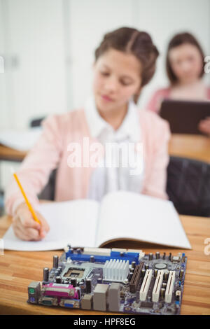 Schülerin an elektronischen Projekt im Klassenzimmer in der Schule arbeiten Stockfoto