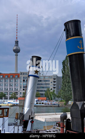 Schornsteine von Booten in der Spree und der Fernsehturm.Berlin. Deutschland Stockfoto