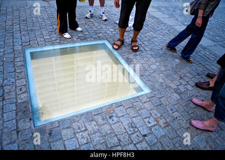 Bebelplatz.Memorial Website NS-Bücherverbrennung. Denkmal, das erinnert sich verbrennt der Bücher der Bibliothek der Humboldt-Universität. Die Nazis haben eine gre Stockfoto