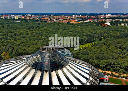 Tiergarten und Kuppel des Sony Center.Berlin. Deutschland Stockfoto