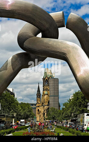 Der Kaiser Wilhelm Gedächtniskirche umrahmt von der Berliner Skulptur von Eduardo Chillida. Deutschland Tauentzienstrabe.Berlin. Stockfoto