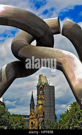 Der Kaiser Wilhelm Gedächtniskirche umrahmt von der Berliner Skulptur von Eduardo Chillida. Deutschland Tauentzienstrabe.Berlin. Stockfoto