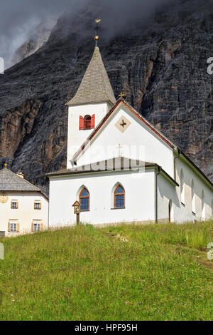 Kirche Santa Croce und Sanctuary in Val Badia, Alto Adige, Südtirol, Italien Stockfoto