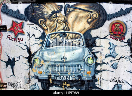 East Side Gallery. Brezner und Honecker küssen sich auf Trabi über die Mauer. Berlin. Deutschland Stockfoto