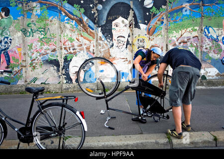 East Side Gallery. das Fahrrad zu reparieren. Berlin. Deutschland Stockfoto