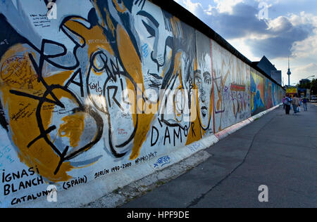 East Side Gallery. gemalt von Ignasi Blanch "Parlo Dámor". Berlin. Deutschland Stockfoto