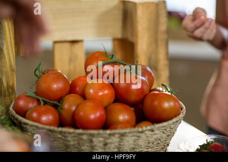 Korb mit frischen Tomaten auf der Theke im Supermarkt Stockfoto