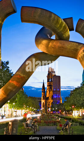 Der Kaiser Wilhelm Gedächtniskirche umrahmt von der Berliner Skulptur von Eduardo Chillida. Deutschland Tauentzienstrabe.Berlin. Stockfoto