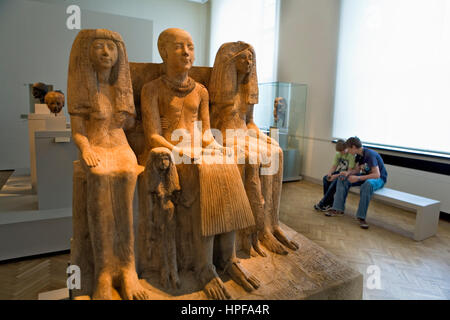 Museum Island.Neues Museum. Familie Gruppe von Ptahmai. 1250-1200 aDC.Egyptian Kunst. Berlin. Deutschland Stockfoto