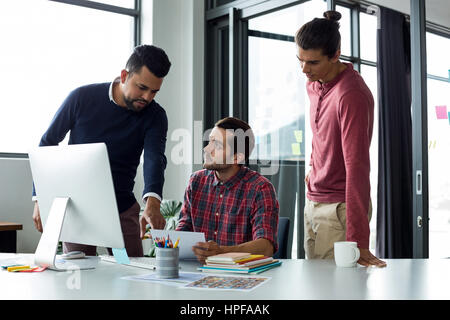 Unternehmer diskutieren über Dokument im Büro Stockfoto