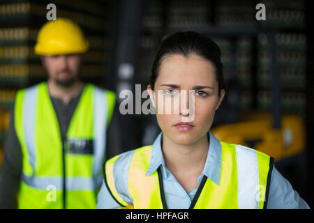 Porträt von Ernst weibliche Fabrikarbeiter im stehen Getränke Fabrik für die Produktion Stockfoto