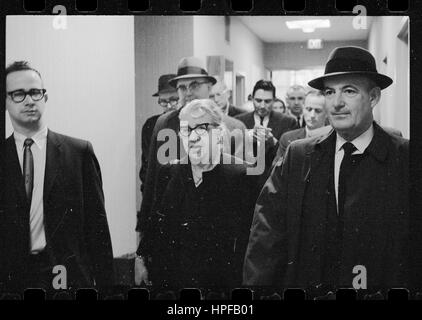 Frau Marguerite Oswald ankommen in der Warren-Kommission mündlichen Verhandlung, Washington, DC, 11.02.1964. Foto von Marion S. Trikosko Stockfoto
