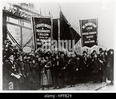 Demonstration von Protest und Trauer für Triangle Shirtwaist Factory Brandopfer, New York, NY, 1911. Stockfoto