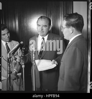 Senator Joseph McCarthy mit zwei anderen Männern bei der U S Capitol, Washington, DC am Mikrofon stehen 01.06.1954. Foto: Thomas O'Halloran Stockfoto