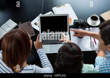 Grafik-Designer diskutieren über Laptop im Kreativbüro Stockfoto