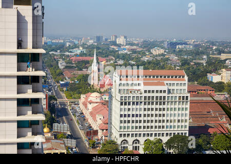 FMI-Gebäude und die Heilige Dreifaltigkeit anglikanische Kirche auf Bogyoke Road, Yangon, Myanmar Stockfoto