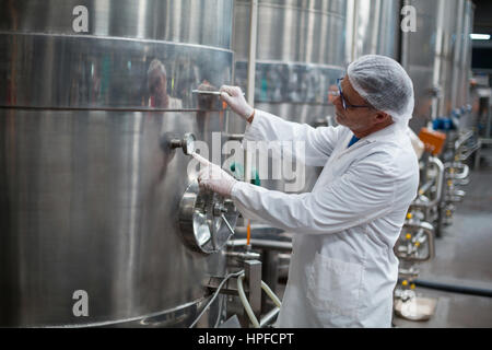 Fabrik-Ingenieur Überwachung eine Manometer der Lagertank in Flasche Fabrik Stockfoto