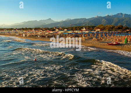 Versilia Küstenblick auf den Sonnenuntergang Stockfoto