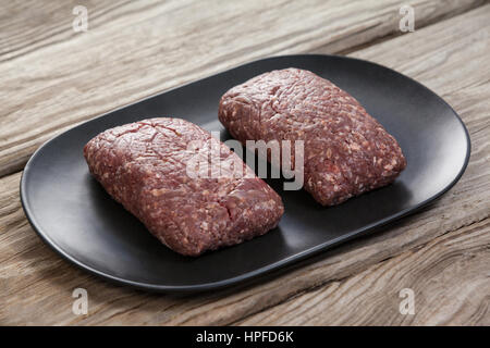 Hackfleisch in schwarzen Tablett aus Holz Hintergrund Stockfoto