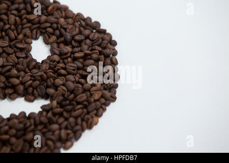 Kaffee Bohnen bilden Smiley-Gesicht auf weißem Hintergrund Stockfoto