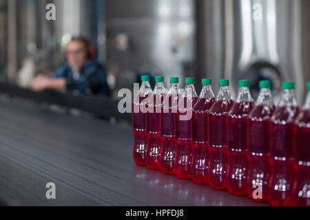 Flaschen Saft auf Förderband in Flasche Fabrik Stockfoto