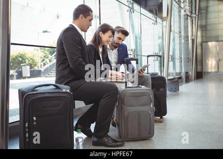 Lächelnde Geschäftsleute mit digital-Tablette auf Plattform Stockfoto