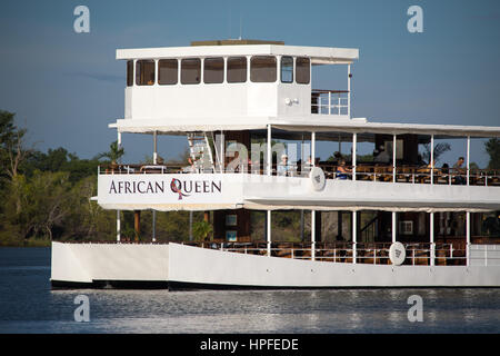 Touristische Bootsfahrt auf dem Zambezi River, Viktoriafälle, Simbabwe Stockfoto