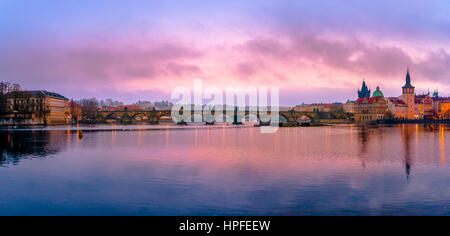 Morgen-Stimmung auf Moldau mit Karlsbrücke, Brückenturm, Altstadt, Prag, Böhmen, Tschechische Republik Stockfoto