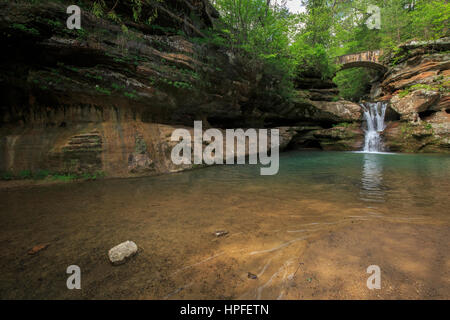 Upper Falls Alter Mann-Höhle, Hocking Hills State Park, Ohio, im Frühjahr Stockfoto