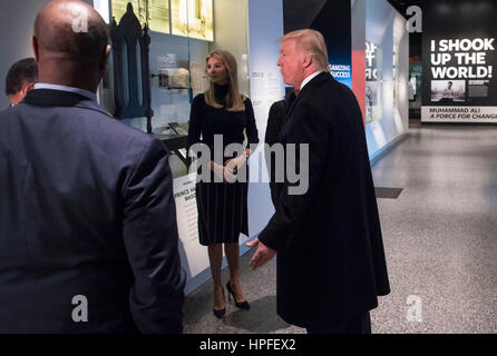 Washington DC, USA. 21. Februar 2017. US-Präsident Donald Trump, zusammen mit seiner Tochter Ivanka, tourt das Smithsonian National Museum of African American History & Kultur in Washington, DC am 21. Februar 2017. Bildnachweis: Kevin Dietsch/Pool über CNP/MediaPunch/Alamy Live News Stockfoto